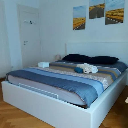 4 Minutes From Train Station Appartement