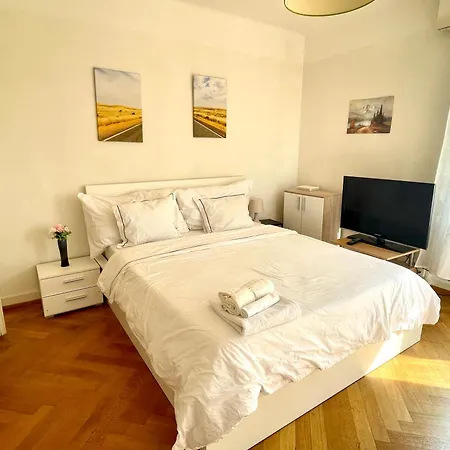 Apartment 4 Minutes From Train Station *